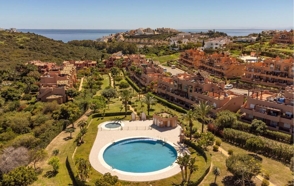 uma vista aérea de uma villa com piscina em Amazing Apartment In Casares With Kitchenette em Casares