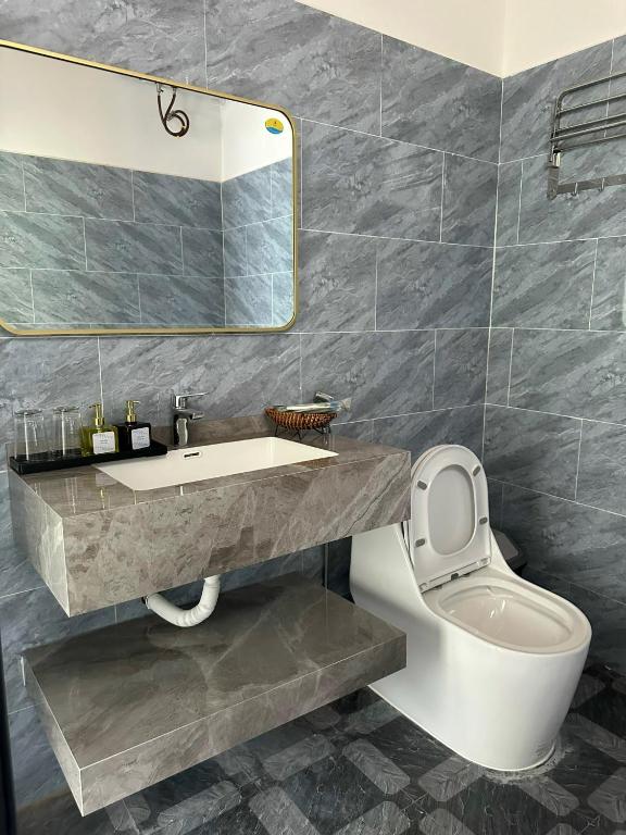 Phòng tắm tại HeniSi Hotel Măng Đen (HeniSi 2)