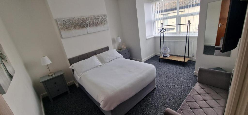 Habitación pequeña con cama y ventana en 8 Guest : 6 Bed : Whole House : Anfield : Parking, en Liverpool