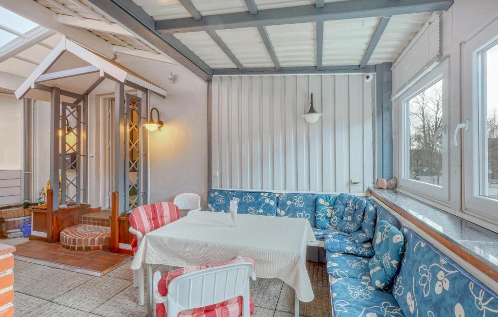 een woonkamer met een tafel en een blauwe bank bij 1 Bedroom Gorgeous Apartment In Leck in Leck