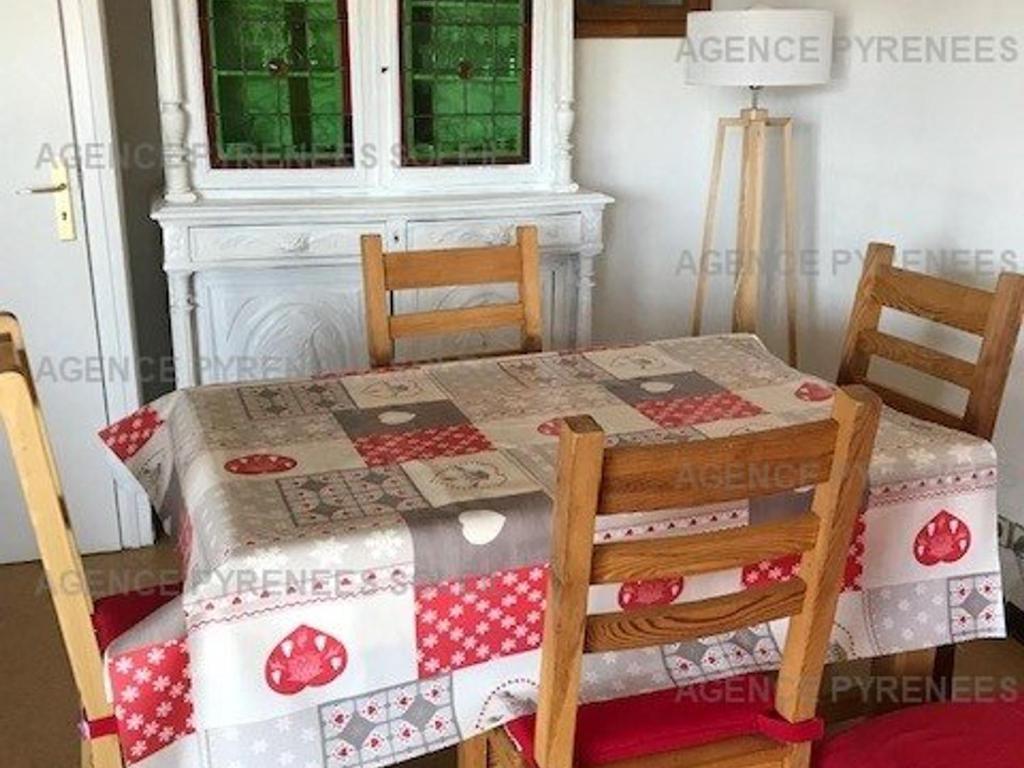 a table with two chairs and a table with a quilt at Appartement Les Angles, 2 pièces, 6 personnes - FR-1-295-141 in Les Angles