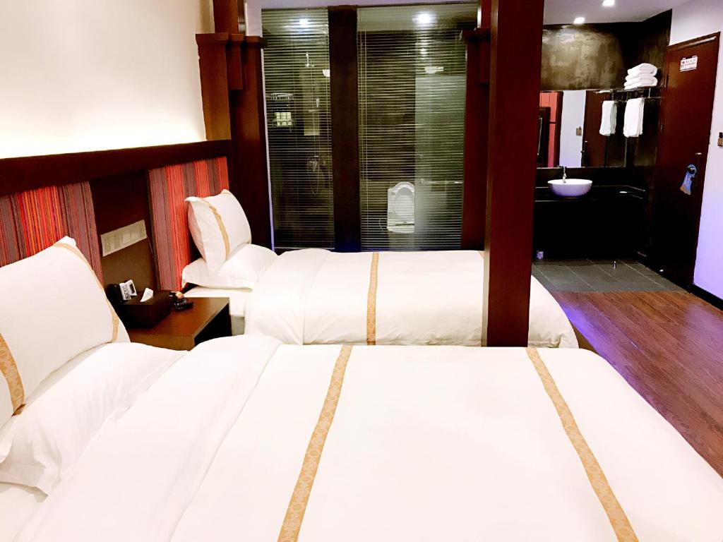 Postel nebo postele na pokoji v ubytování Family Hotel Zhangjiajie