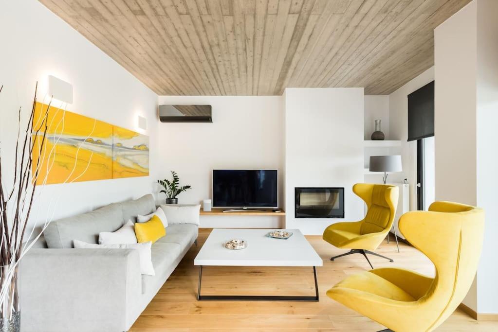 ein Wohnzimmer mit einer weißen Couch und gelben Stühlen in der Unterkunft The HostMaster Persephone Yellow Opulence 2nd floor in Athen