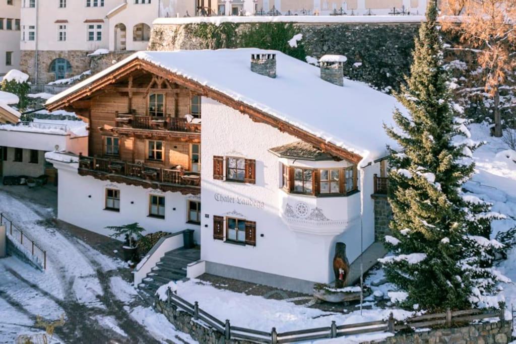 una casa con la neve sul tetto di Chalet Laudegg a Ladis