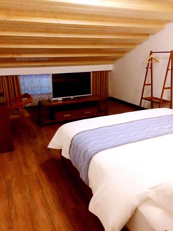 Postel nebo postele na pokoji v ubytování Family Hotel Zhangjiajie