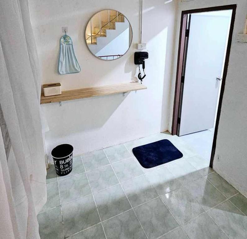 baño con espejo y suelo de baldosa en House of sea Jomtien beach, en Jomtien Beach