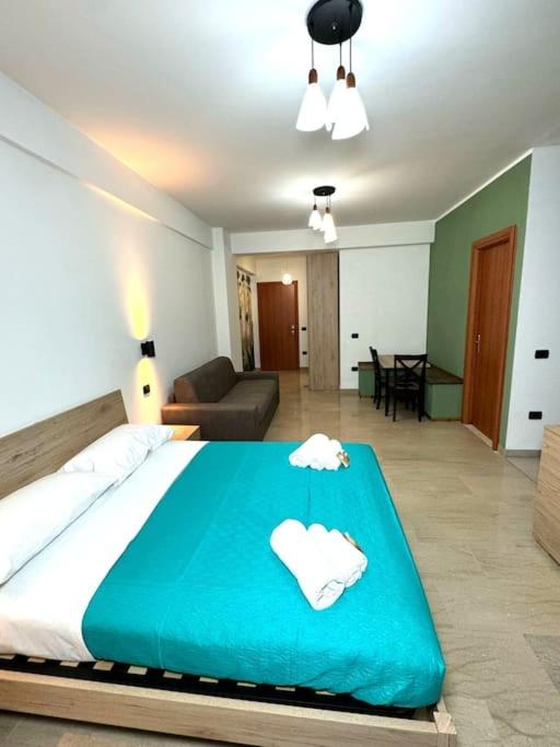 1 dormitorio con 1 cama con 2 toallas en Wild Luxury Home en Roma