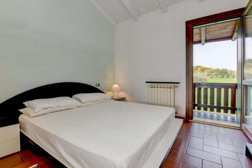 HOST4U - GARDA GOLF RESIDENCE APARTMENT with Pool and Private Parking