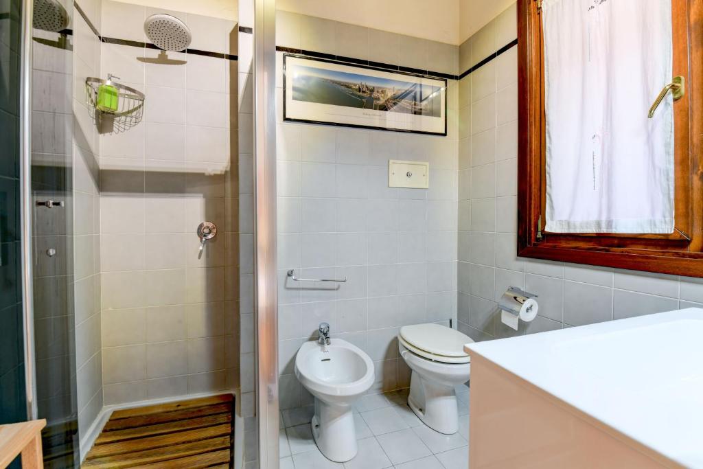 HOST4U - GARDA GOLF RESIDENCE APARTMENT with Pool and Private Parking