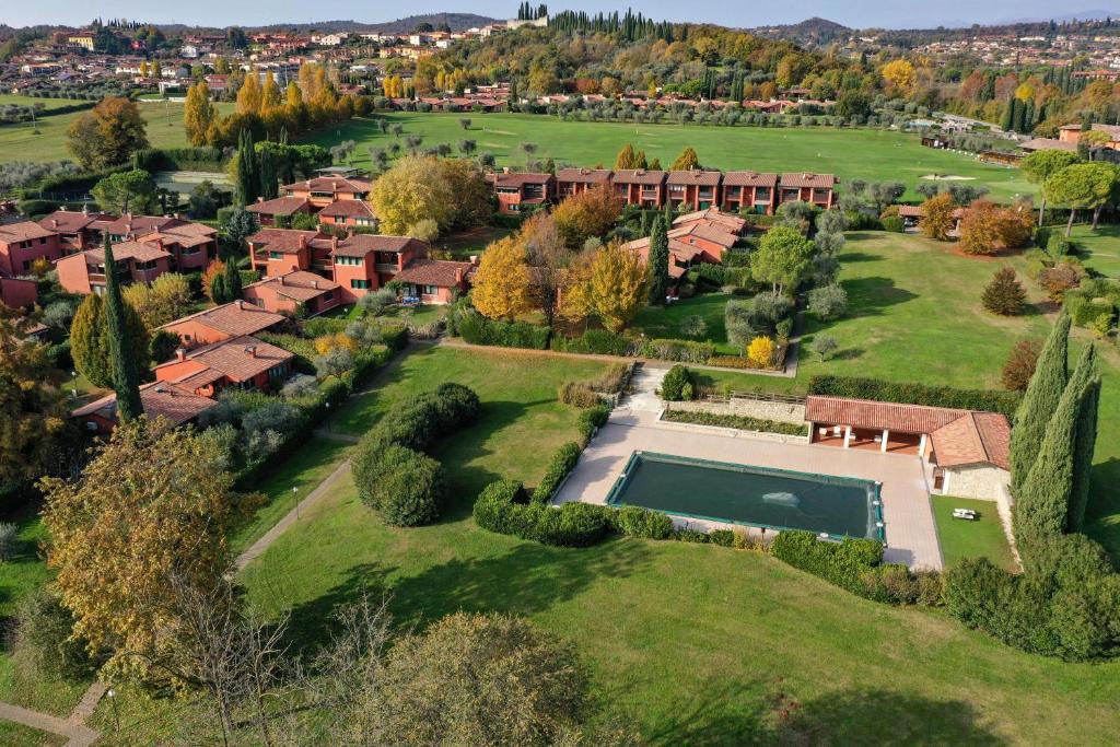 HOST4U - GARDA GOLF RESIDENCE APARTMENT with Pool and Private Parking