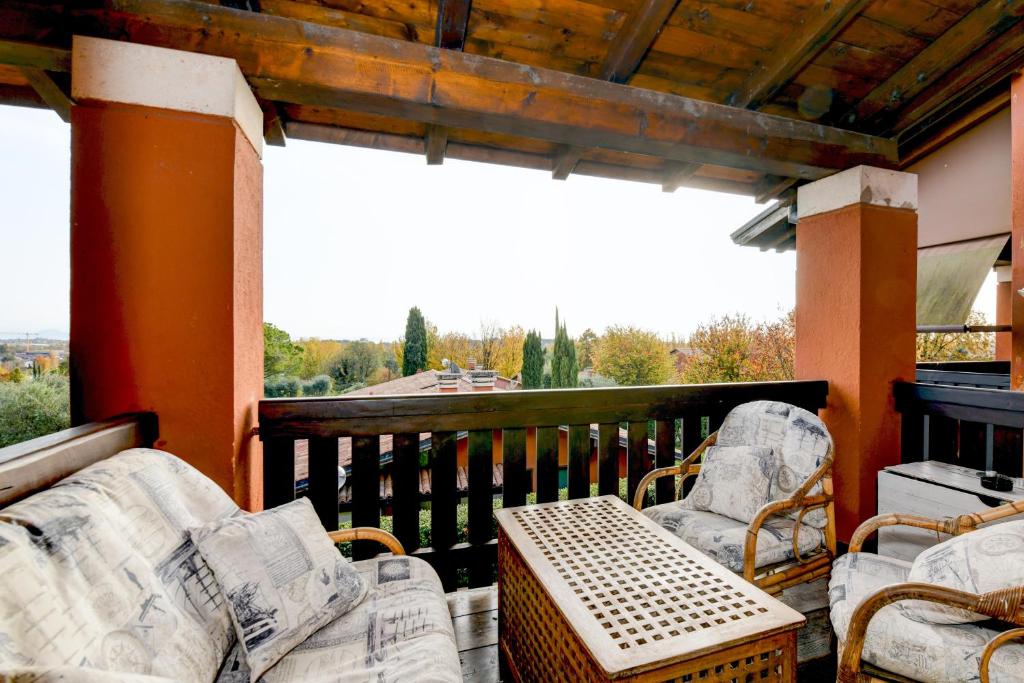 HOST4U - GARDA GOLF RESIDENCE APARTMENT with Pool and Private Parking