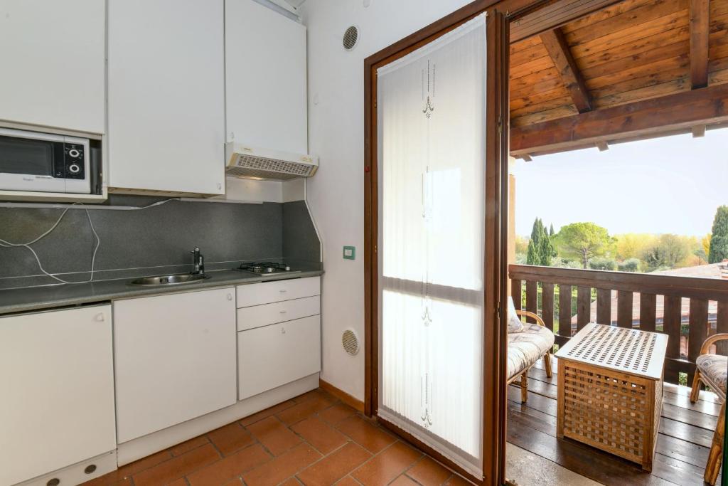 HOST4U - GARDA GOLF RESIDENCE APARTMENT with Pool and Private Parking