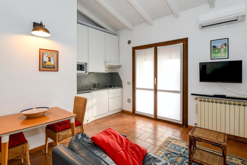 HOST4U - GARDA GOLF RESIDENCE APARTMENT with Pool and Private Parking