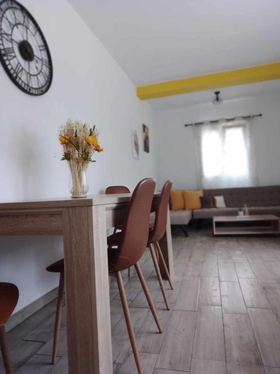 Posezení v ubytování Afionas Cottage