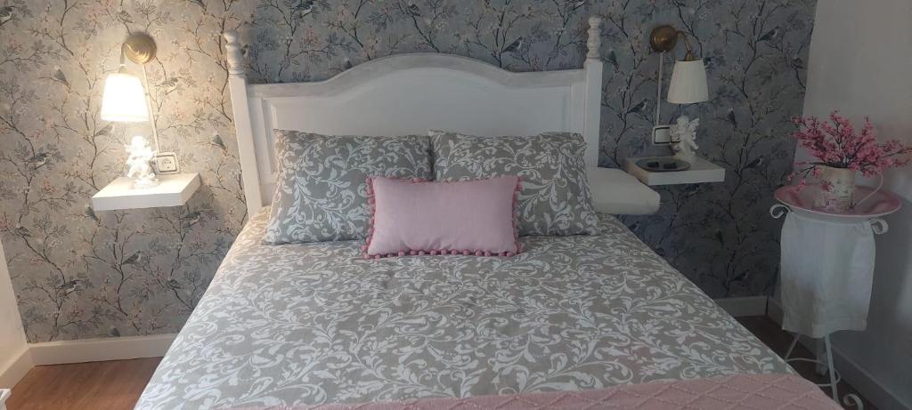 una camera con letto e cuscino rosa di Casa Rural Los Jilgueros a Pujerra