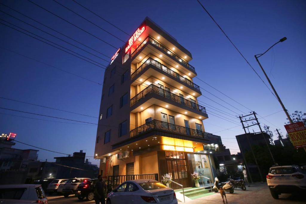 um edifício alto com um sinal em cima em Hotel East Wood Amritsar em Amritsar