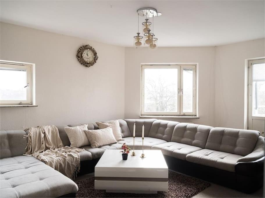 馬爾默的住宿－Lejlighed in Malmö，带沙发和咖啡桌的客厅