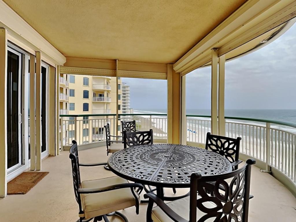 balcón con mesa, sillas y vistas al océano en Beach Colony West 8a, en Perdido Key