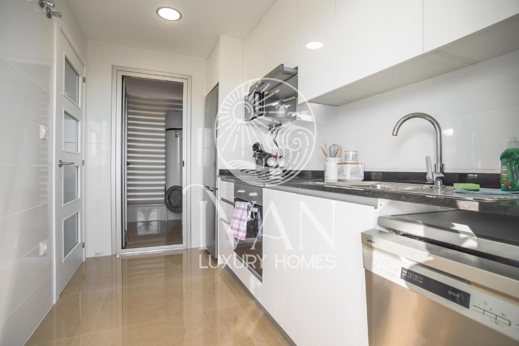 Kuchyň nebo kuchyňský kout v ubytování Casa Ralf Ivan Luxury Homes 9ªPlta Sur 1ªLinea