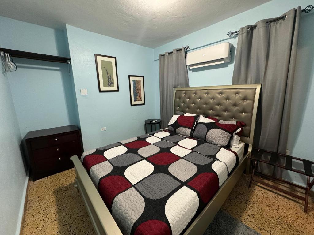 1 dormitorio con 1 cama con edredón blanco y negro en Laguna Spacious Private Studio near Beach and famous Restaurants, Unit 2, en San Juan
