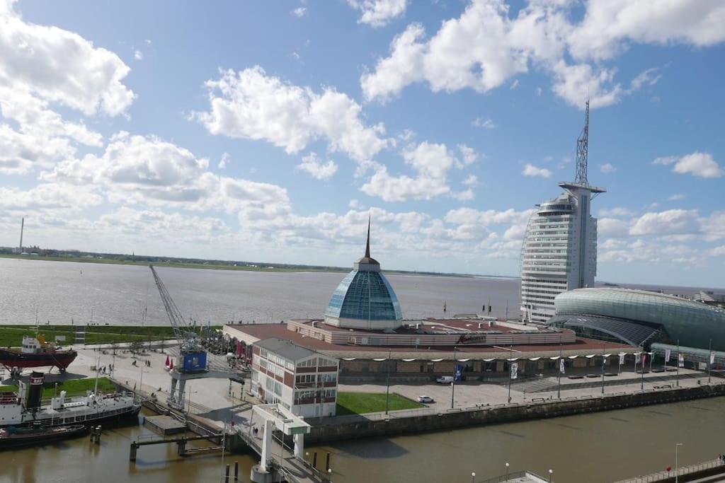 een gebouw naast een waterlichaam met een stad bij Weser-Panoramablick 10. OG. ColumbusCenter in Bremerhaven