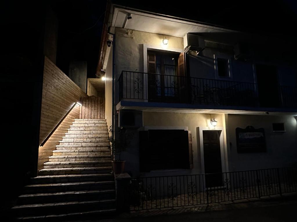 una escalera que conduce a un edificio por la noche en 4 MOUNTAIN HILLS, en Méga Khoríon
