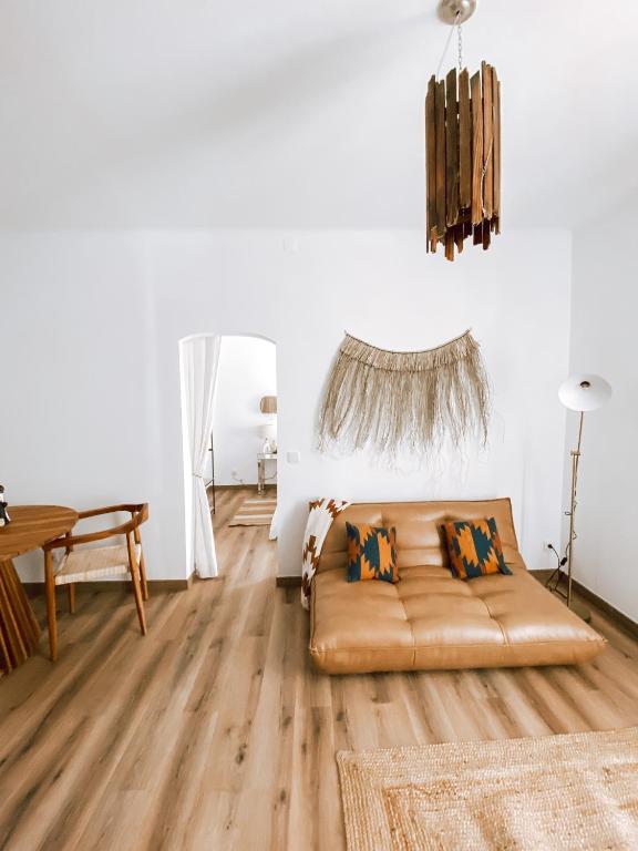un soggiorno con divano e tavolo di Casa SaloYa a Sintra