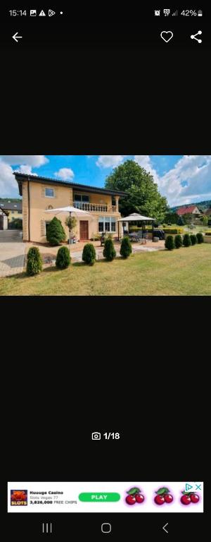 una imagen de una casa grande con en Villa located in the heart of Bayern, en Núremberg