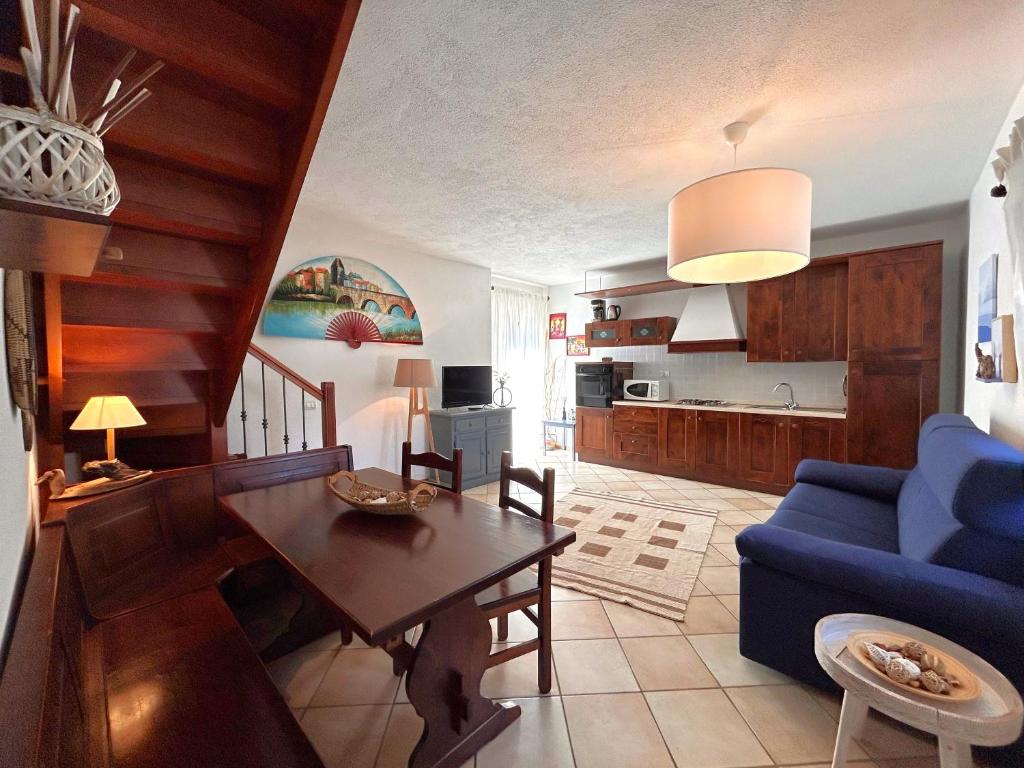 sala de estar con sofá azul y mesa en Camping Italia'90 Apartment two levels, en Domaso