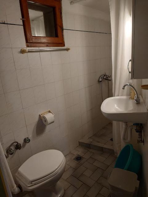 Ванная комната в The Mesaktis River Rooms 1