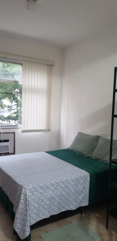 Ένα ή περισσότερα κρεβάτια σε δωμάτιο στο Apartamento próximo a praia-Flamengo