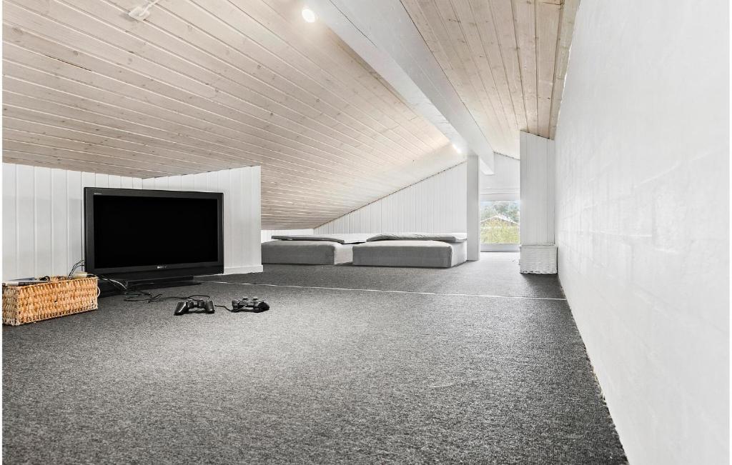 TV a/nebo společenská místnost v ubytování Awesome Home In Væggerløse With Sauna