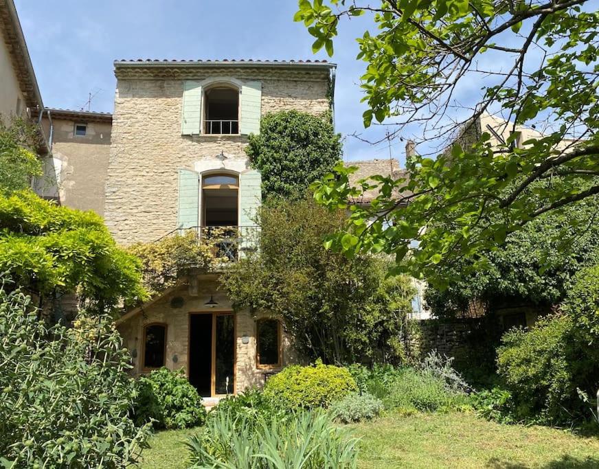 un vieux bâtiment en briques avec une fenêtre au-dessus dans l'établissement Luberon en Provence - La maison de Michèle au cœur de Goult, à Goult