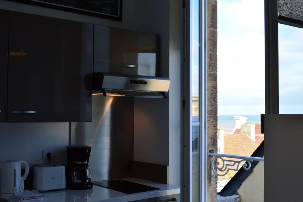 Kuchyň nebo kuchyňský kout v ubytování Le Joffre - studio sur la digue en centre ville