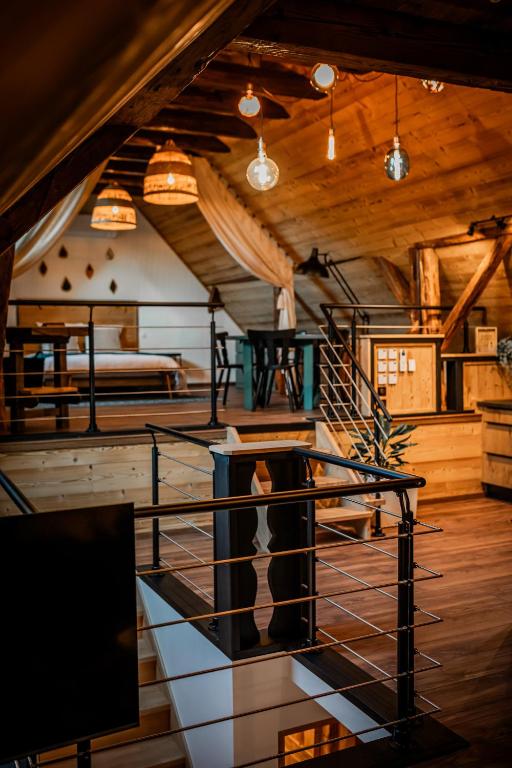 Cette chambre mansardée dispose d'un escalier et d'un lit. dans l'établissement GITES DES ALSACIENNES - loft climatisé dans une maison alsacienne de plus de 400 ans - 2 vélos inclus - WIFI, à Dachstein