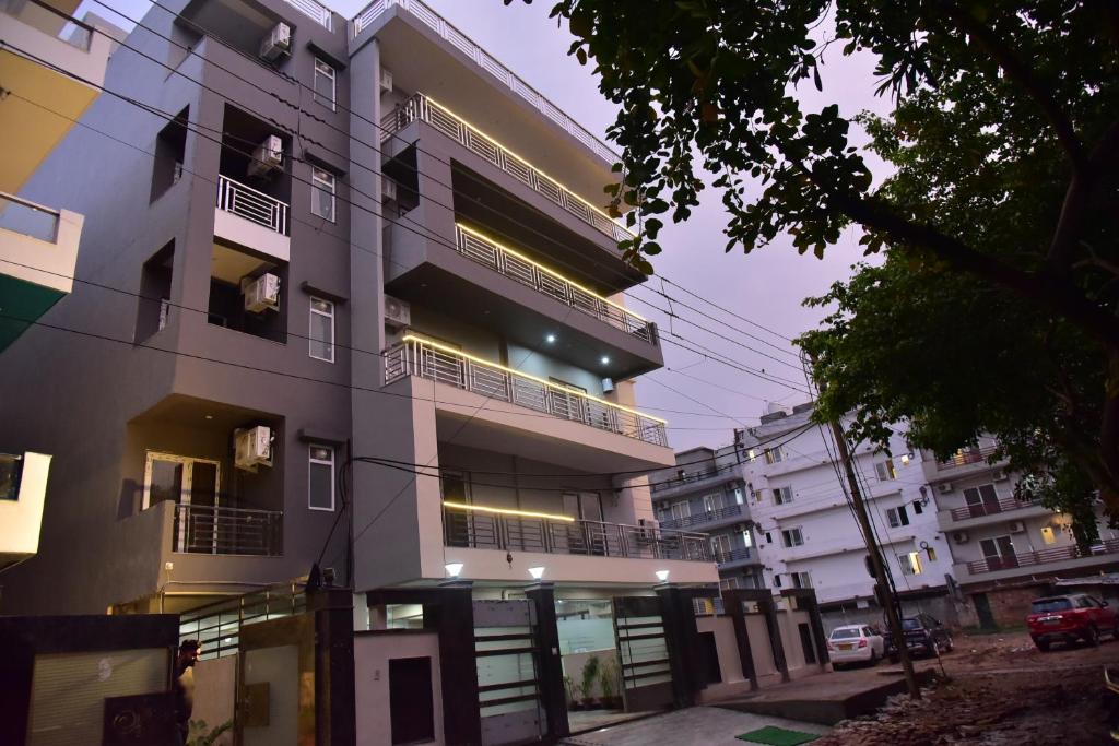 een hoog gebouw met lichten aan de zijkant bij Hotel Wedlock Medanta in Gurgaon
