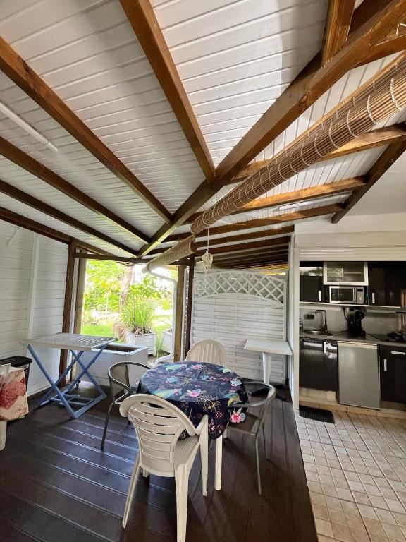 Kuchyň nebo kuchyňský kout v ubytování APPARTEMENT Résidence CARAYOU