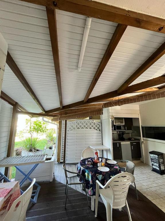 Kuchyň nebo kuchyňský kout v ubytování APPARTEMENT Résidence CARAYOU