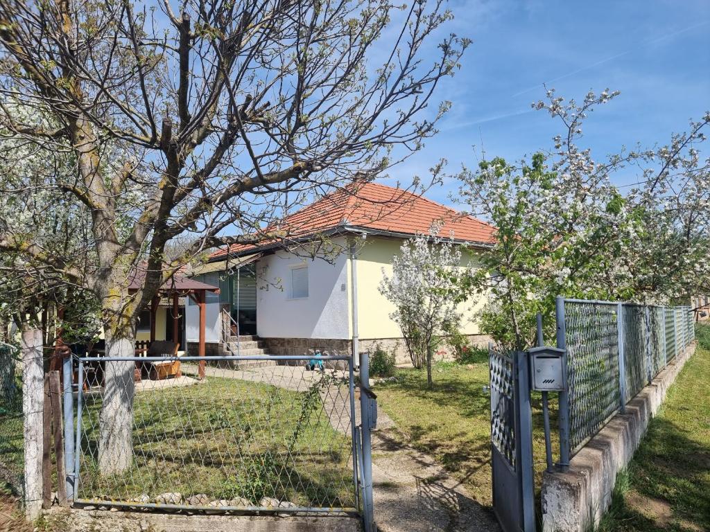 a house with a fence in front of it at Miris prirode in Vrdnik