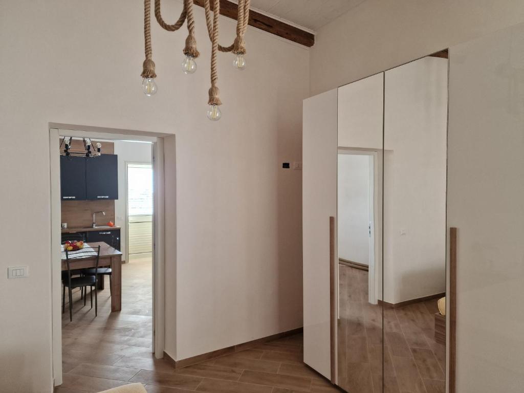 eine Küche und ein Esszimmer mit einem großen weißen Schrank in der Unterkunft Villa Panorama sulle Egadi in Parrinello 