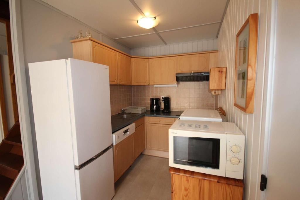 Kuchnia lub aneks kuchenny w obiekcie Belle villa de vacances climatisée, residence TAMARIS avec accès payant pour piscines-animations, wifi, 2 chambres, 4 à 6 couchages PORTIRAGNES PLAGE LRTAMH7