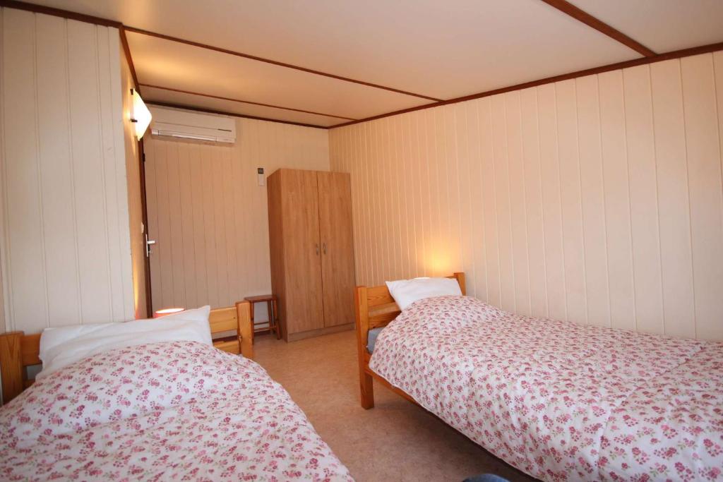 Łóżko lub łóżka w pokoju w obiekcie Belle villa de vacances climatisée, residence TAMARIS avec accès payant pour piscines-animations, wifi, 2 chambres, 4 à 6 couchages PORTIRAGNES PLAGE LRTAMH7