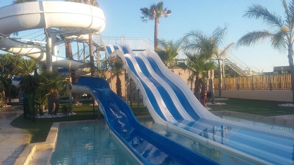 Basen w obiekcie Belle villa de vacances climatisée, residence TAMARIS avec accès payant pour piscines-animations, wifi, 2 chambres, 4 à 6 couchages PORTIRAGNES PLAGE LRTAMH7 lub w pobliżu