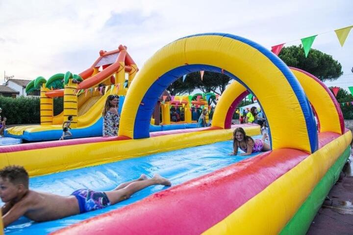 Basen w obiekcie Belle villa de vacances climatisée, residence TAMARIS avec accès payant pour piscines-animations, wifi, 2 chambres, 4 à 6 couchages PORTIRAGNES PLAGE LRTAMH7 lub w pobliżu