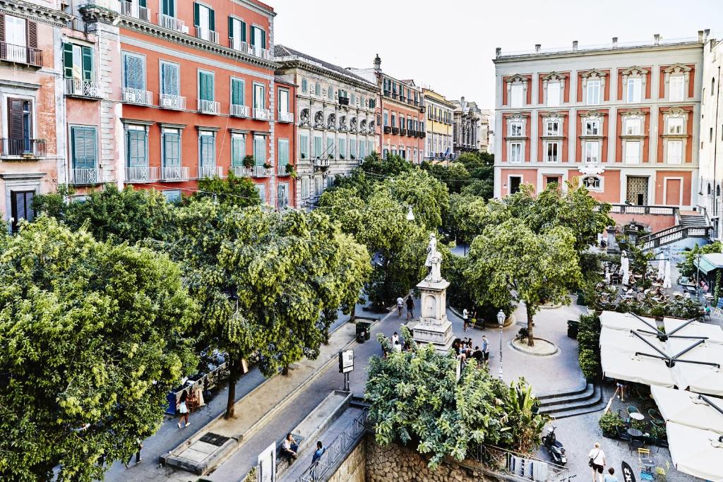 a view of a city street with buildings and a statue at B&B Neapolis Bellini in Naples