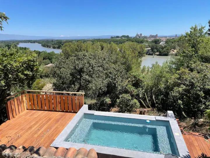 - une piscine sur une terrasse avec vue sur la rivière dans l'établissement Sublime 180° d'Avignon Villeneuve Ventoux Alpilles, à Villeneuve-lès-Avignon