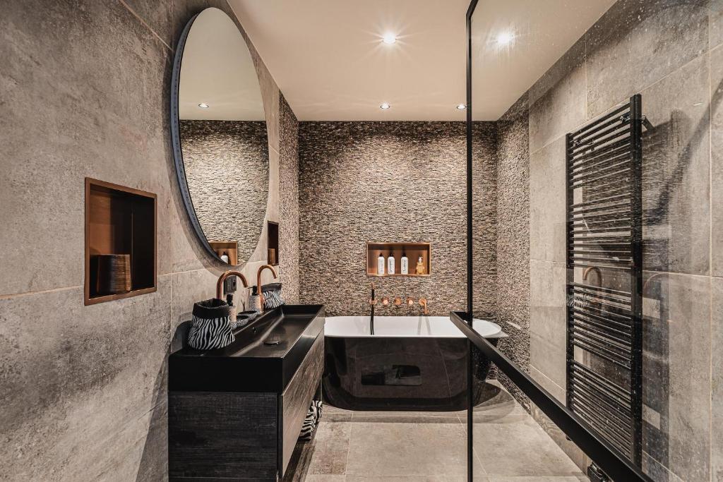 亞貝克的住宿－Brilliant Sparkle Villa by Droomvilla，一间带大镜子和浴缸的浴室