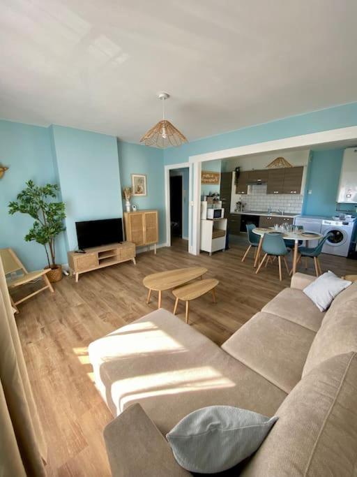 un salon avec un canapé et une table dans l'établissement L'horizon, à 100 mètres de la mer, à Le Portel