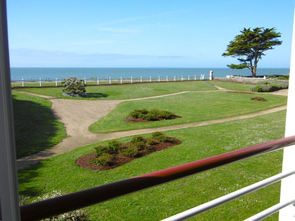 a view of a park with the ocean in the background at Appartement 4 pièces 6 personnes Vue imprenable sur l'océan - Noan in Sarzeau