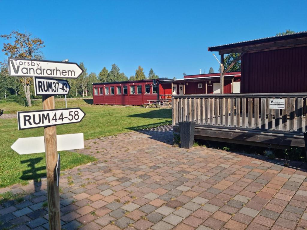 un letrero de la calle frente a un edificio en Torsby Vandrarhem, en Torsby